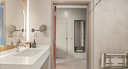 Hotel Indigo BATON ROUGE DOWNTOWN Room Type - 1 King Standard Mobility Accessible Roll Shower