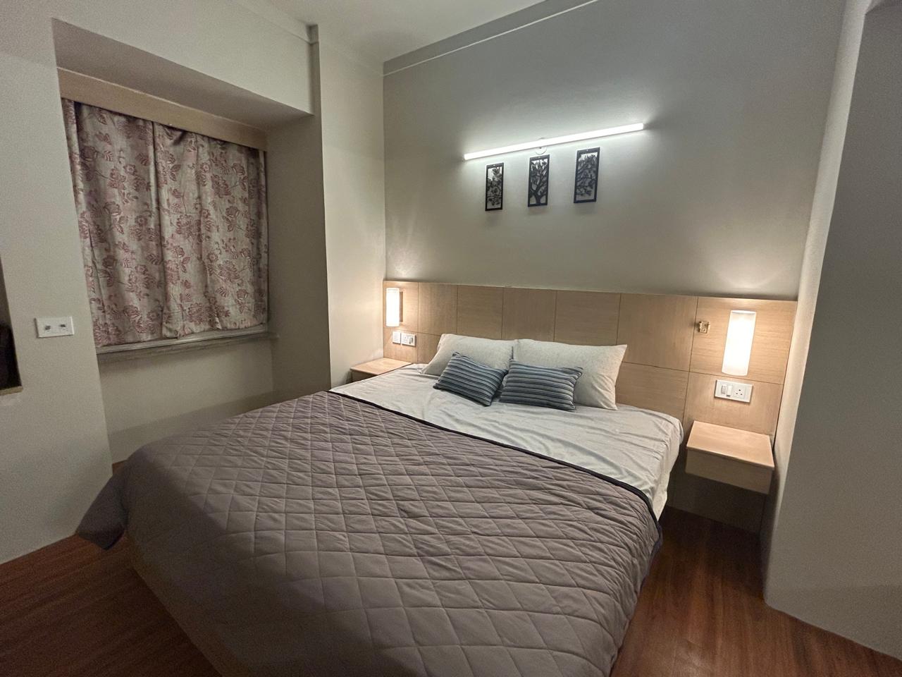 Chic Studio with Workspace - Tap to explore photos