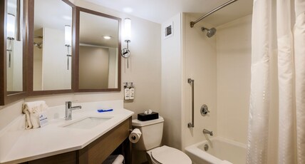 Holiday Inn Express Burlington, an IHG hotel Room Type - 2 Queen Beds Standard