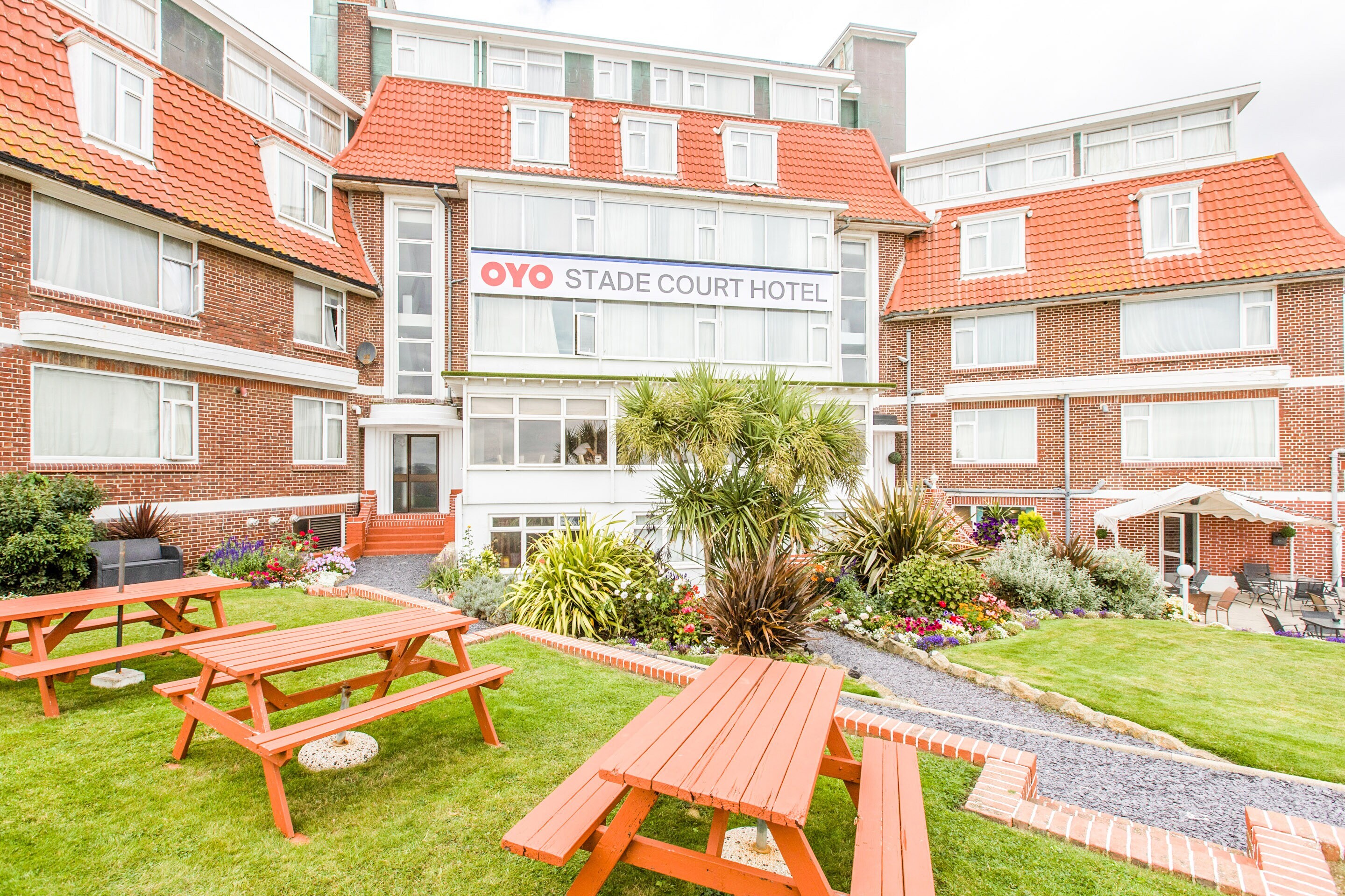 OYO Stade Court Hotel - Tap to explore photos