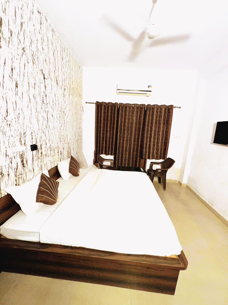 Hotel Sam Plaza - Tap to explore photos