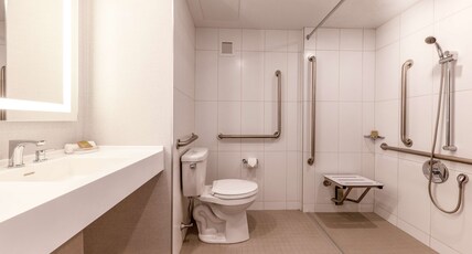 Hilton Quebec Room Type - 1 Q MTN VW ACC W RI SHWR