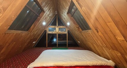 the himalayan shadow cottage jibhi Room Type - Bedroom 2