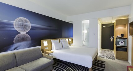 Novotel Poitiers Site du Futuroscope Room Type - Superior Room - 1 double bed and 1 double sofa bed