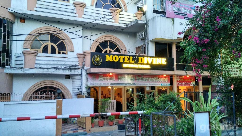 Motel Divine International - Tap to explore photos