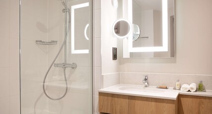 DoubleTree by Hilton Hotel Southampton Room Type - KING JUNIOR SUITE