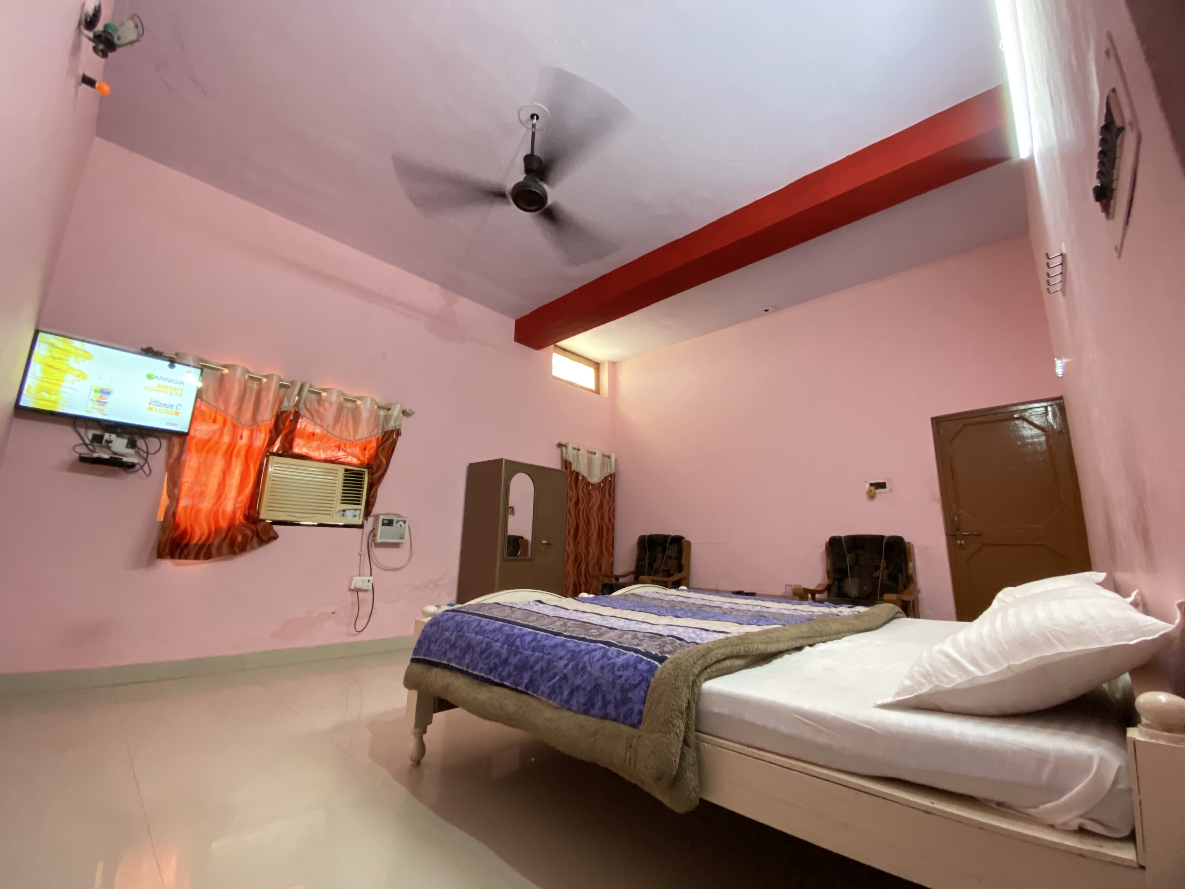 Hotel Shri Mahant - Tap to explore photos