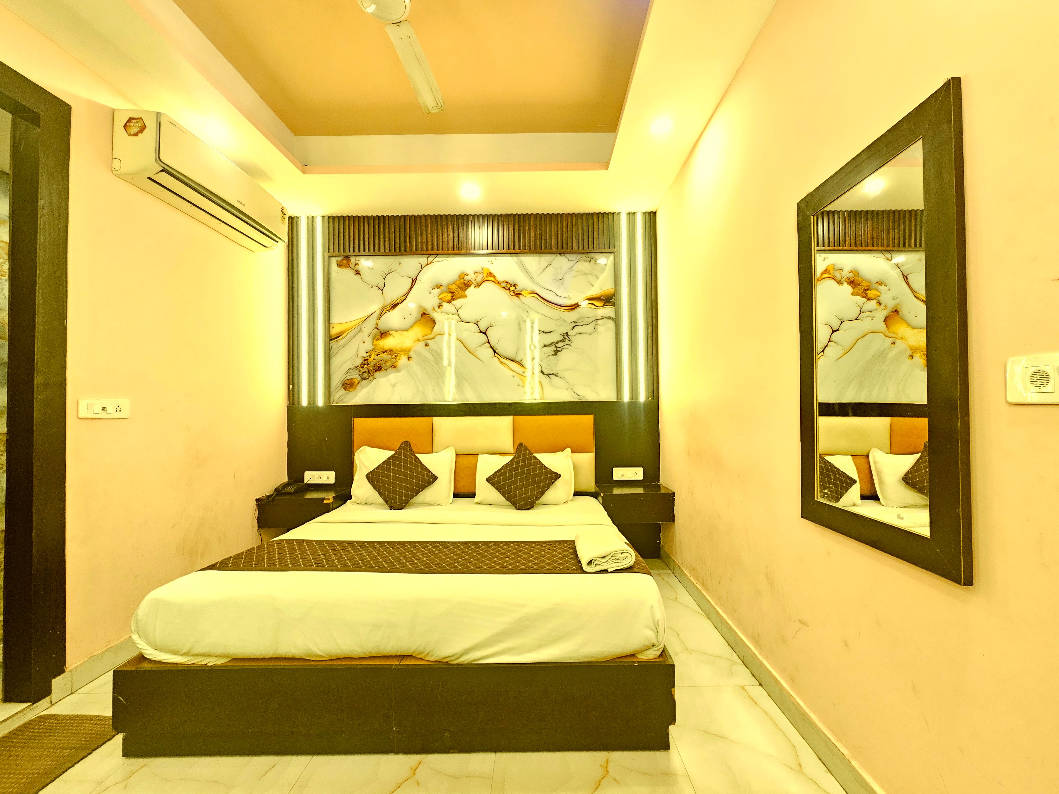Jupiter BnB Near IGI Airport - Tap to explore photos