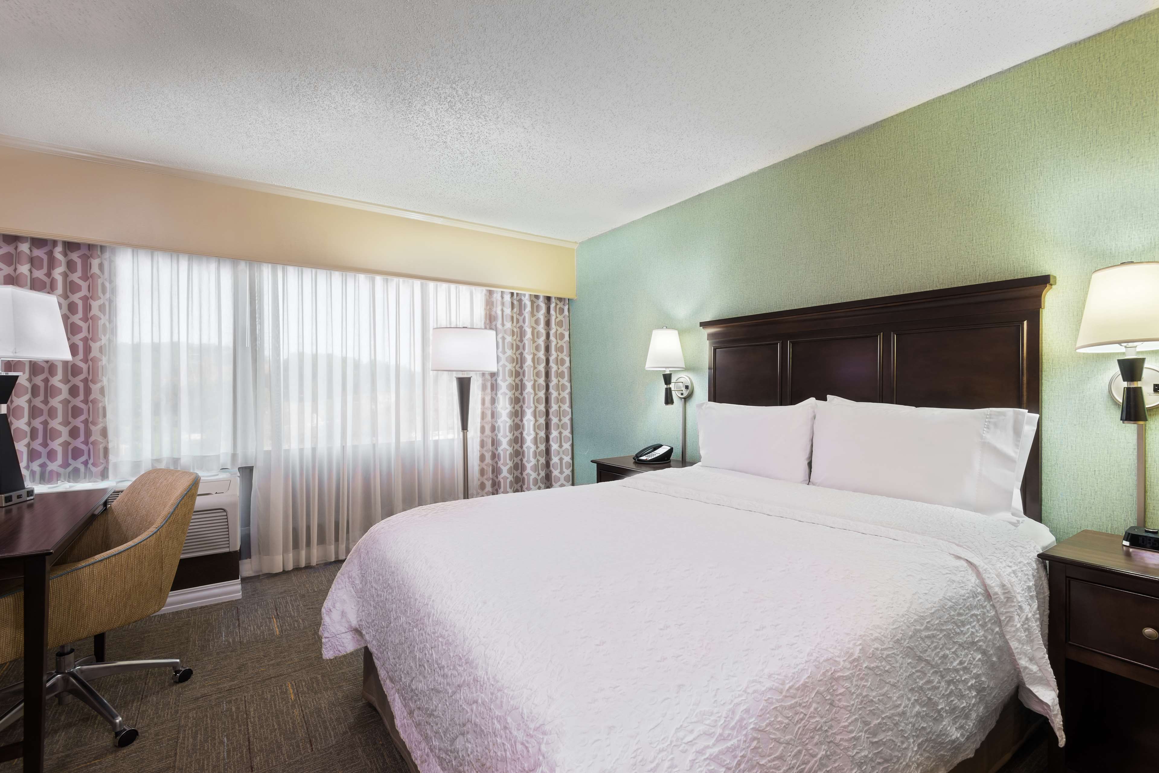 HAMPTON INN WHITE PLAINS TARR - Tap to explore photos