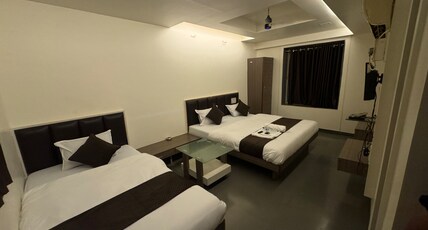 Hotel paras and lodge Room Type - Standard family AC room