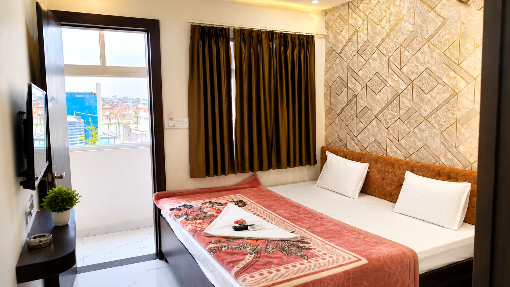Hotel Shivay - Mahakal Mandir 200mtr only - Tap to explore photos