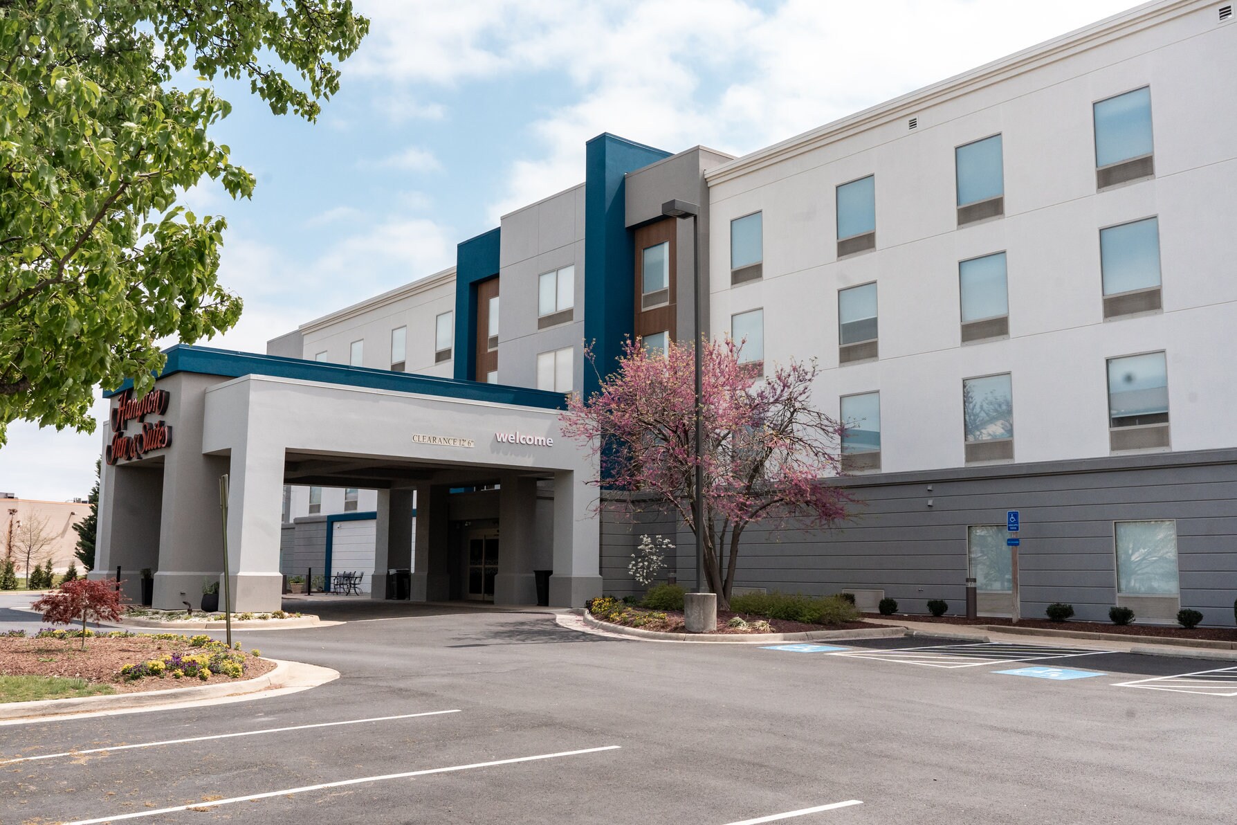 Hampton Inn and Suites Leesburg - Tap to explore photos