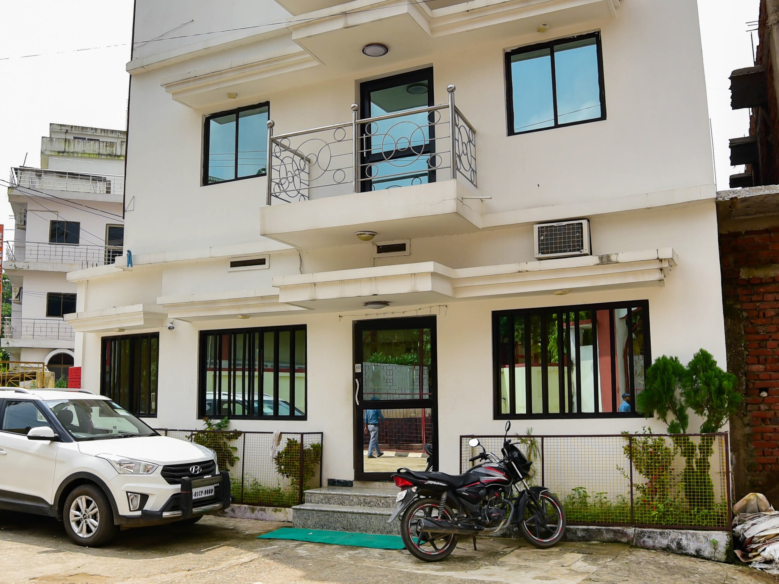 Lucky Guest House - Tap to explore photos
