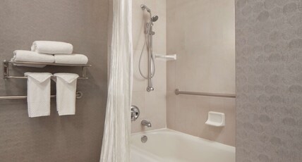 DoubleTree by Hilton El Paso Downtown Room Type - 1 KG DELUXE ACCESSIBLE TUB