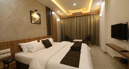 V R Residency, Karanthur Room Type - Deluxe