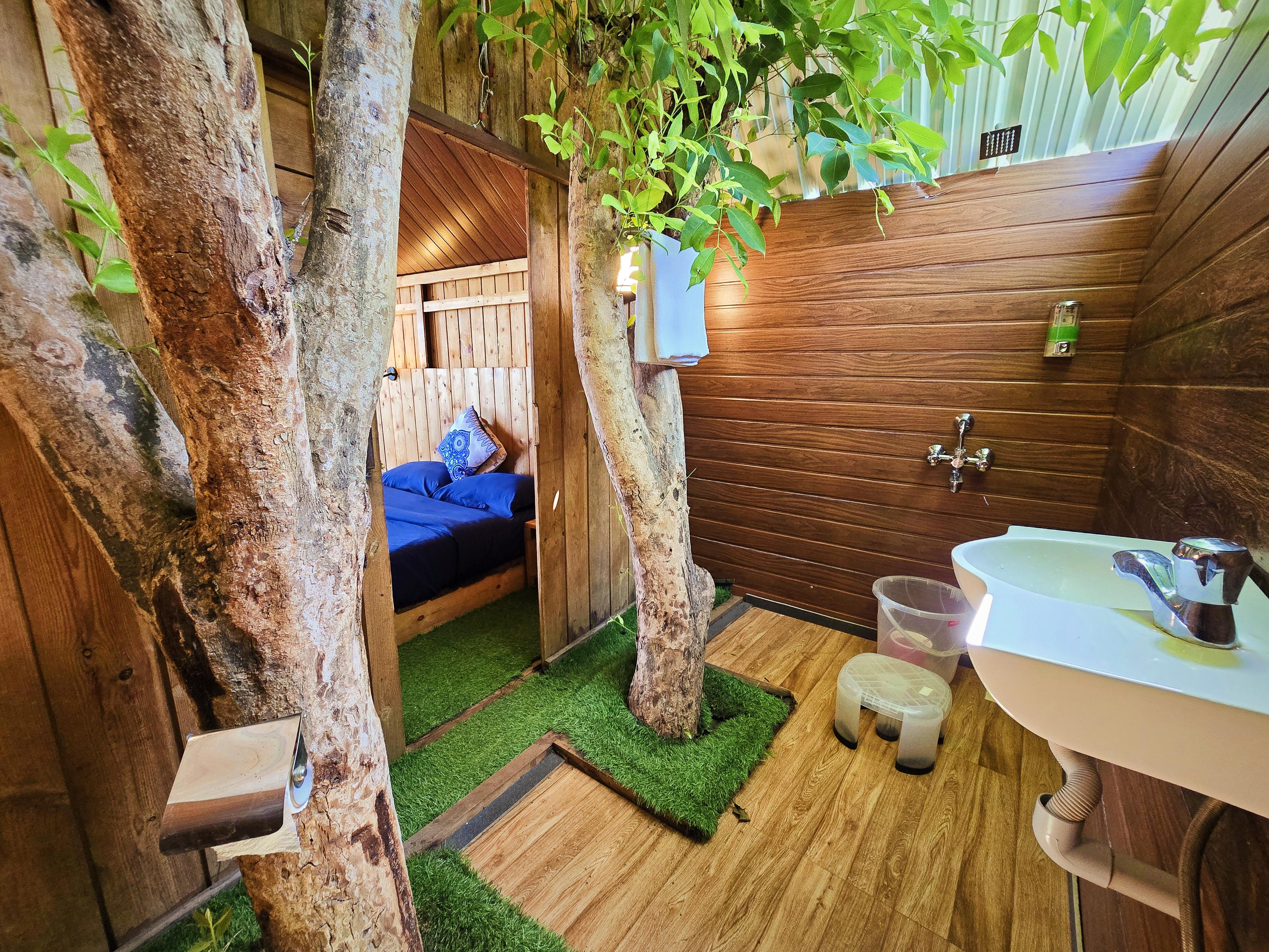 Treehouse - Tap to explore photos