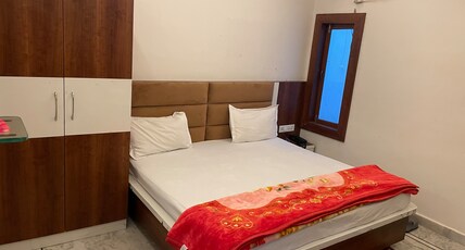 Hotel Narayan Inn Room Type - Standard king bed