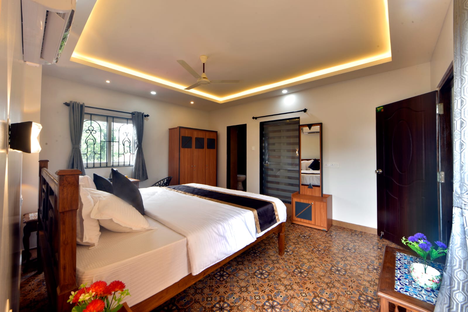 The Royal Kanaka Villa - Tap to explore photos