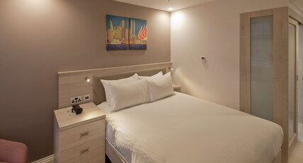 Hampton by Hilton Leeds City Centre Room Type - QUEEN ROOM CITY VIEW
