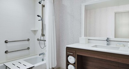 Home2 Suites by Hilton Chicago McCormick Place Room Type - 1KING ACC TUB 1BEDROOM STE