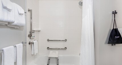 Holiday Inn Express & Suites MIRAMAR Room Type - 2 Queen Bed Suite Mobil Access Tub