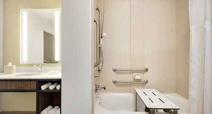 Hilton Garden Inn Dubuque Downtown Room Type - 2 QUEEN HEARING ACCESSIBLE