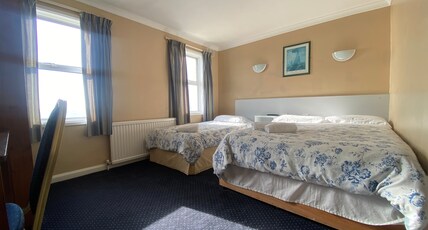OYO Gran Canaria Hotel Room Type - Standard Family Room for 4