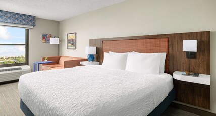 Hampton Inn by Hilton Laredo Room Type - 1 KING ACC W TUB NON SMOK