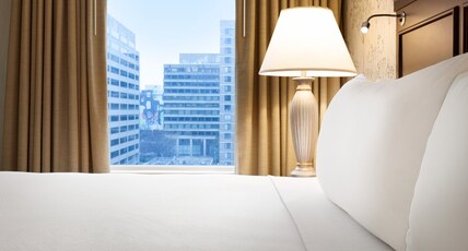 Crowne Plaza Crystal City-Washington, D.C. Room Type - 1 King Junior Ste Comm Access Roll Shwr