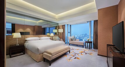 Crowne Plaza BEIJING SUN PALACE Room Type - 1 King 1 Bdrm Ste Living Kitchnt Mtg
