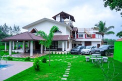 SkyLark Tiny Heggaravalli Homestay- Pool, Villa, Dorms, Home Food, Estate