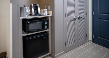 Holiday Inn Hotel & Suites BECKLEY Room Type - 1 King Standard Mobility Accessible with Accessible Tub Holiday Inn Hotel & Suites BECKLEY Room Type - 1 King Standard Mobility Accessible with Accessible Tub