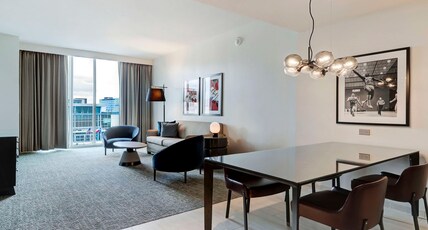 Hilton University of Houston Hotel Room Type - 1K PREM STE UNIV VW SOFABD