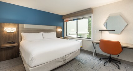 Holiday Inn Express Bellingham, an IHG Hotel Room Type - 1 King Suite Communication Accessible Tub