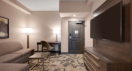 DoubleTree by Hilton Denver International Airport Room Type - 1 KING 2 ROOM SUITE