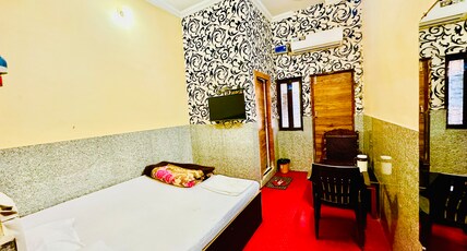 Hotel Honey International Room Type - Deluxe Room