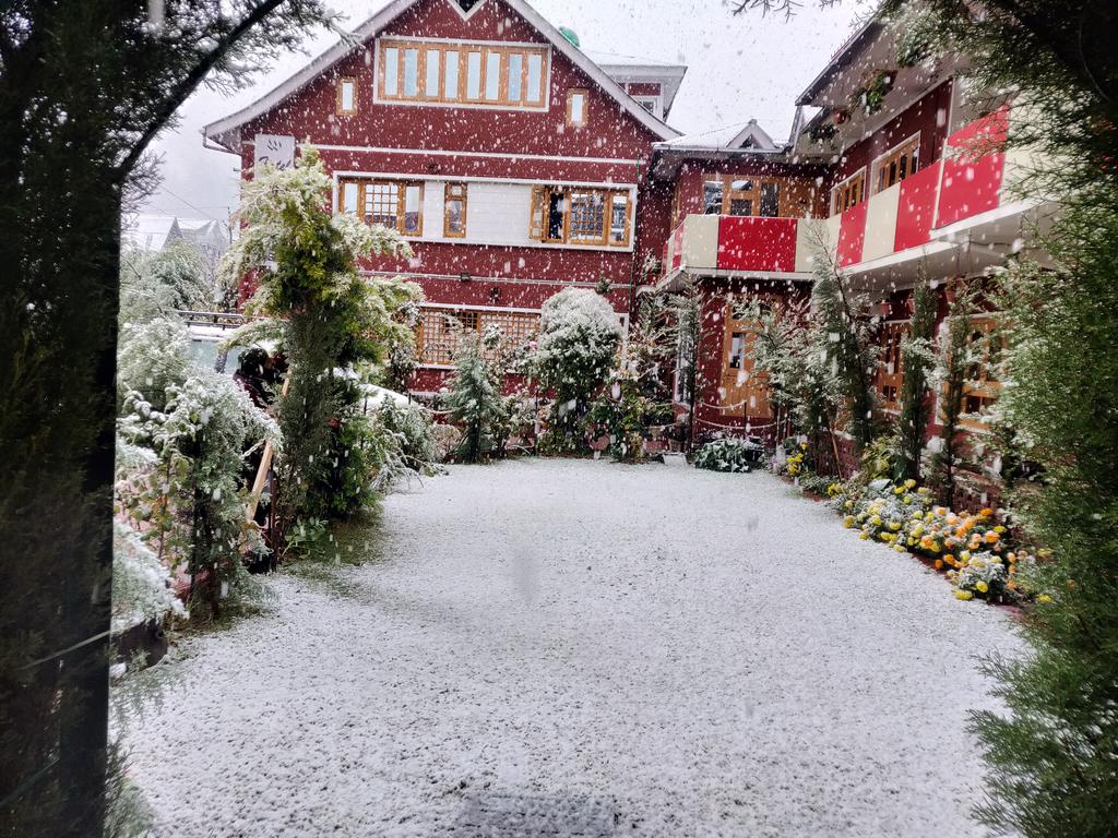 Walisons Hotel Nearby Dal Lake - Tap to explore photos