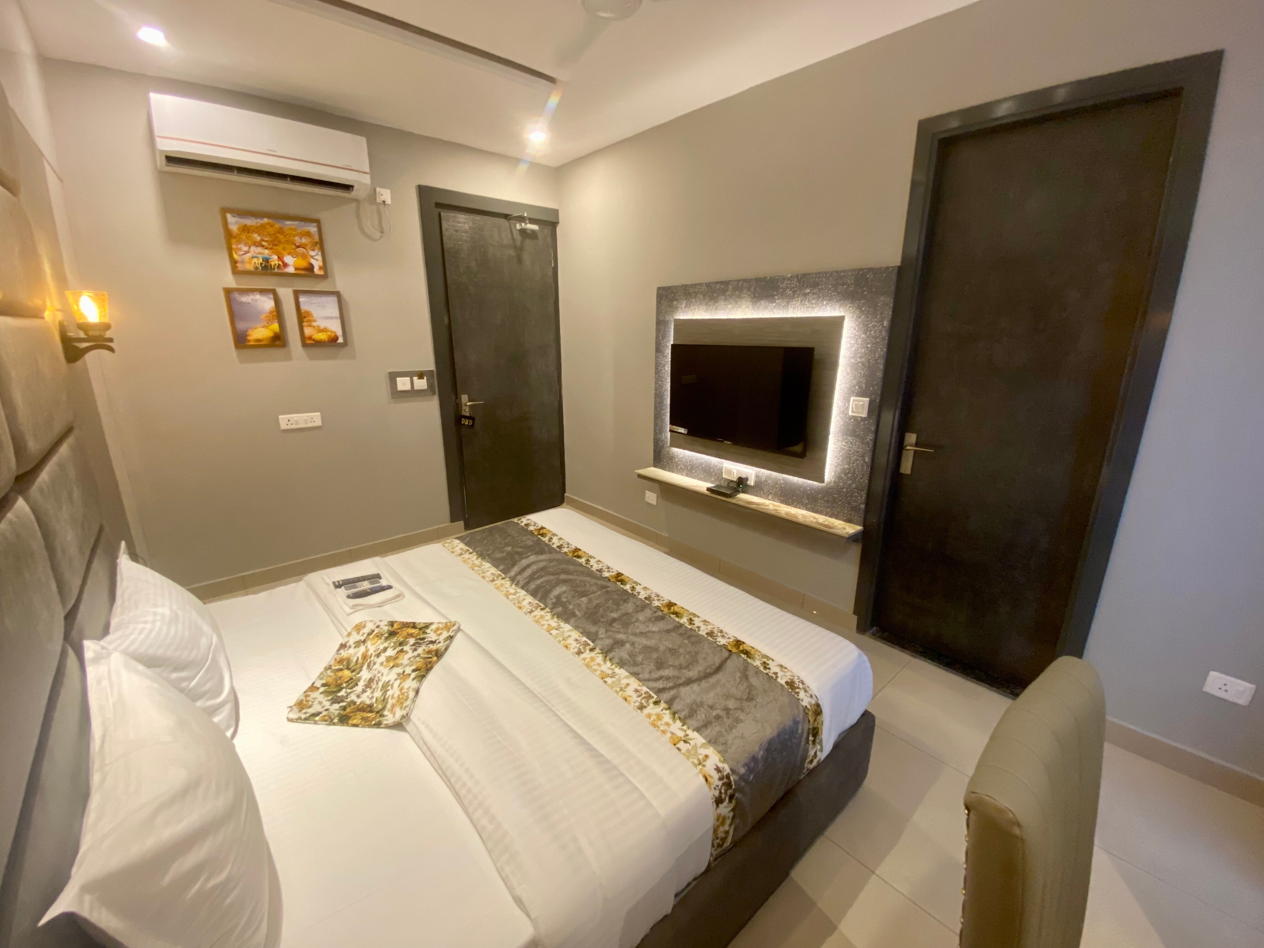 Hotel Adhiraja Palace - Tap to explore photos