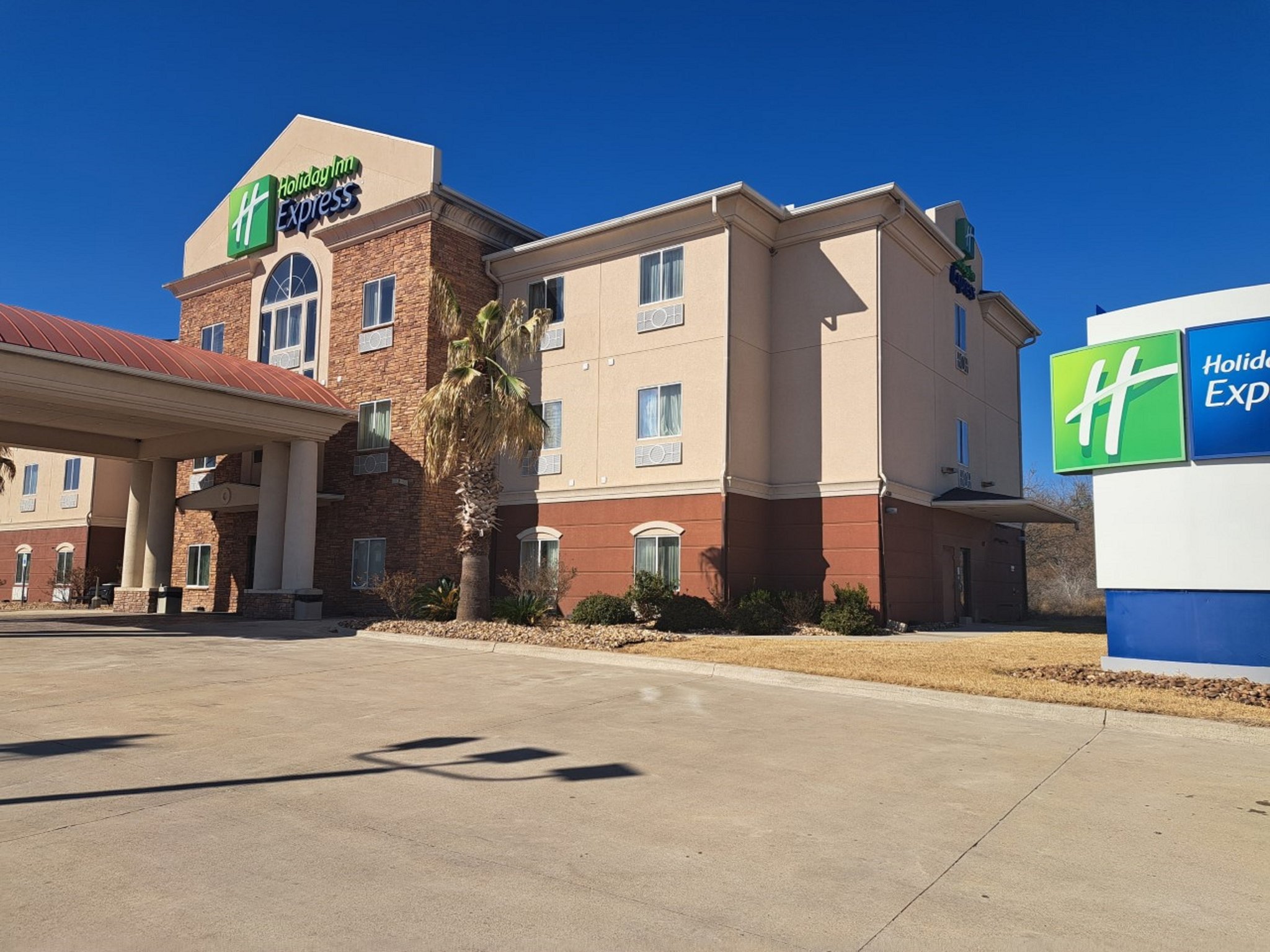 Holiday Inn Express KENEDY - Tap to explore photos