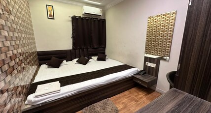 Hotel Mohit Room Type - Deluxe Triple Bed Room With AC