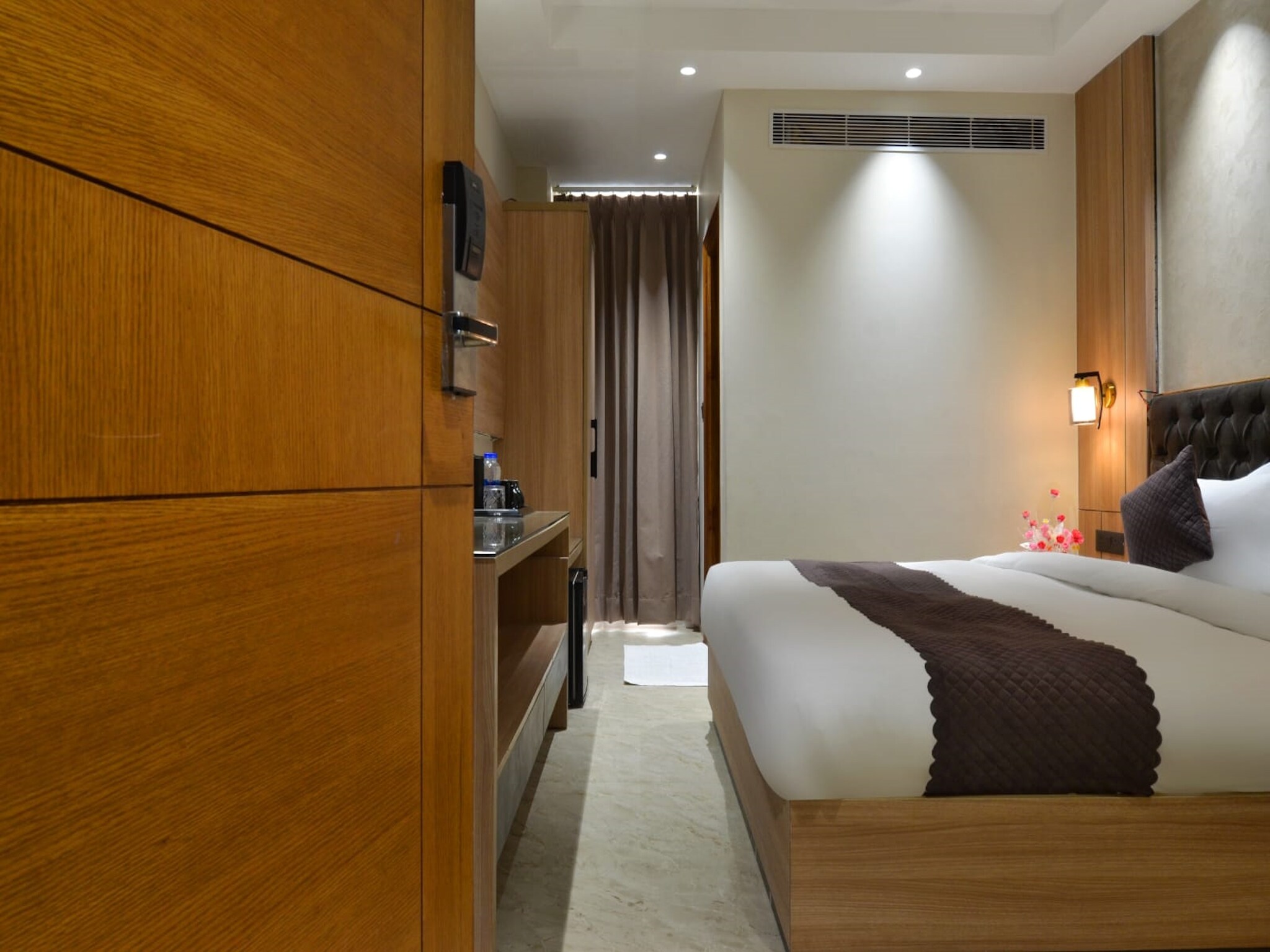 Maya Cottage - 5 Mins from Railway Station and Connaught Place - Tap to explore photos