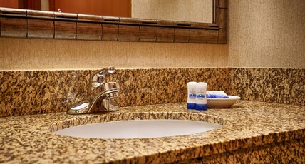 Best Western Holiday Hotel Room Type - 1 King Bed, Non-Smoking, High Speed Internet Access, Microwave And Refrigerator, Full Breakfast