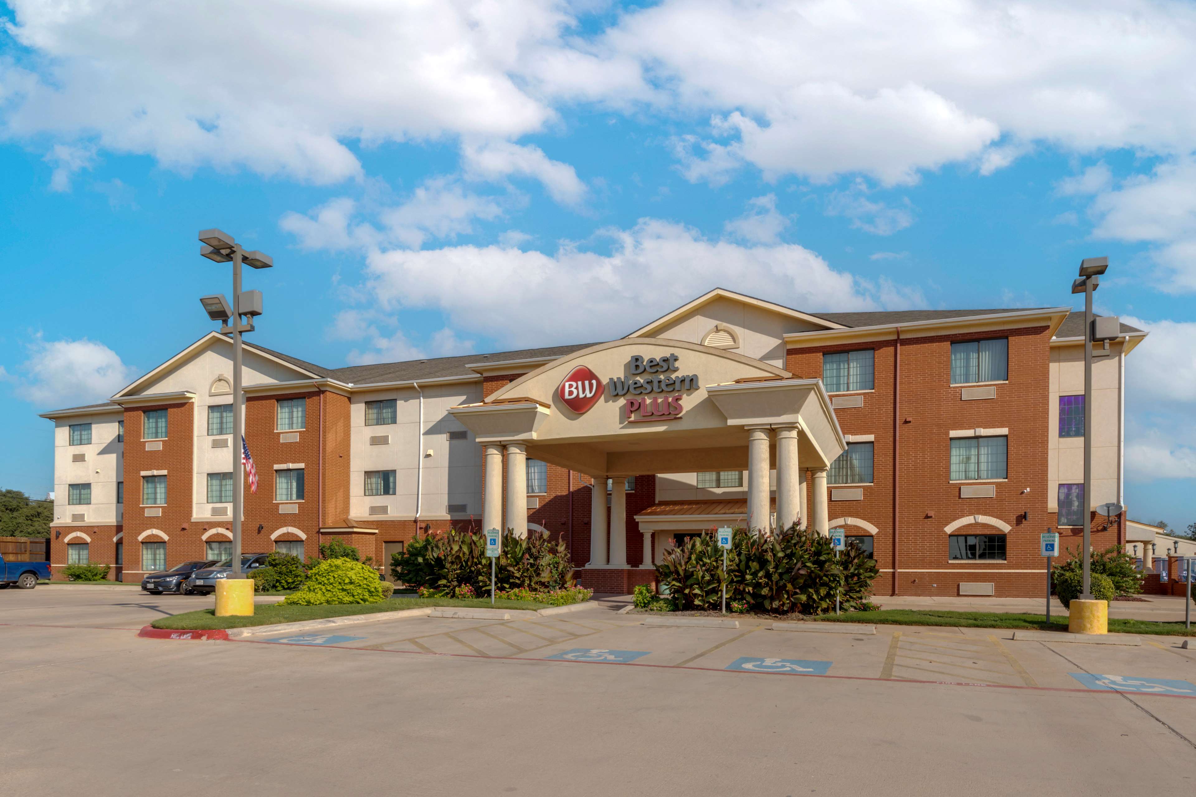 Best Western Plus Sweetwater Inn & Suites - Tap to explore photos