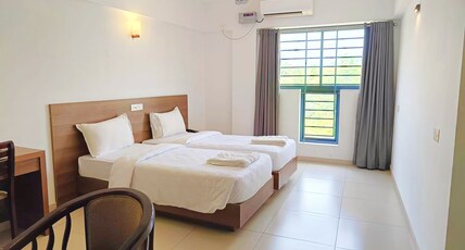 FOUR SQUARES INN Room Type - Executive AC -Twin Bed