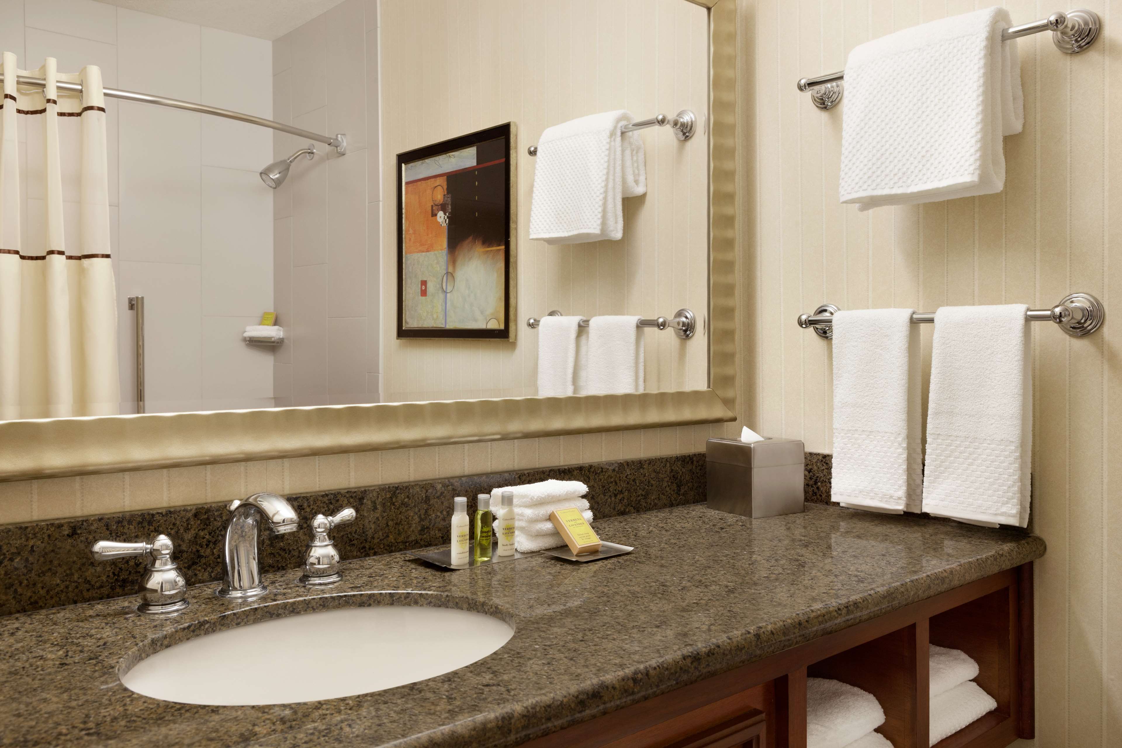 DoubleTree by Hilton Minneapolis - Park Place - Tap to explore photos