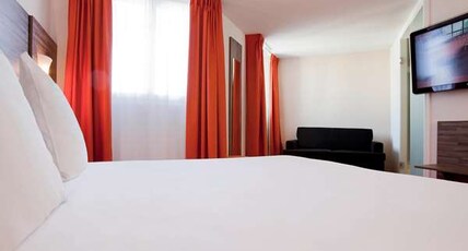 IBIS STYLES RENNES CENTRE GARE Room Type - Standard Suite with one double bed and two single beds