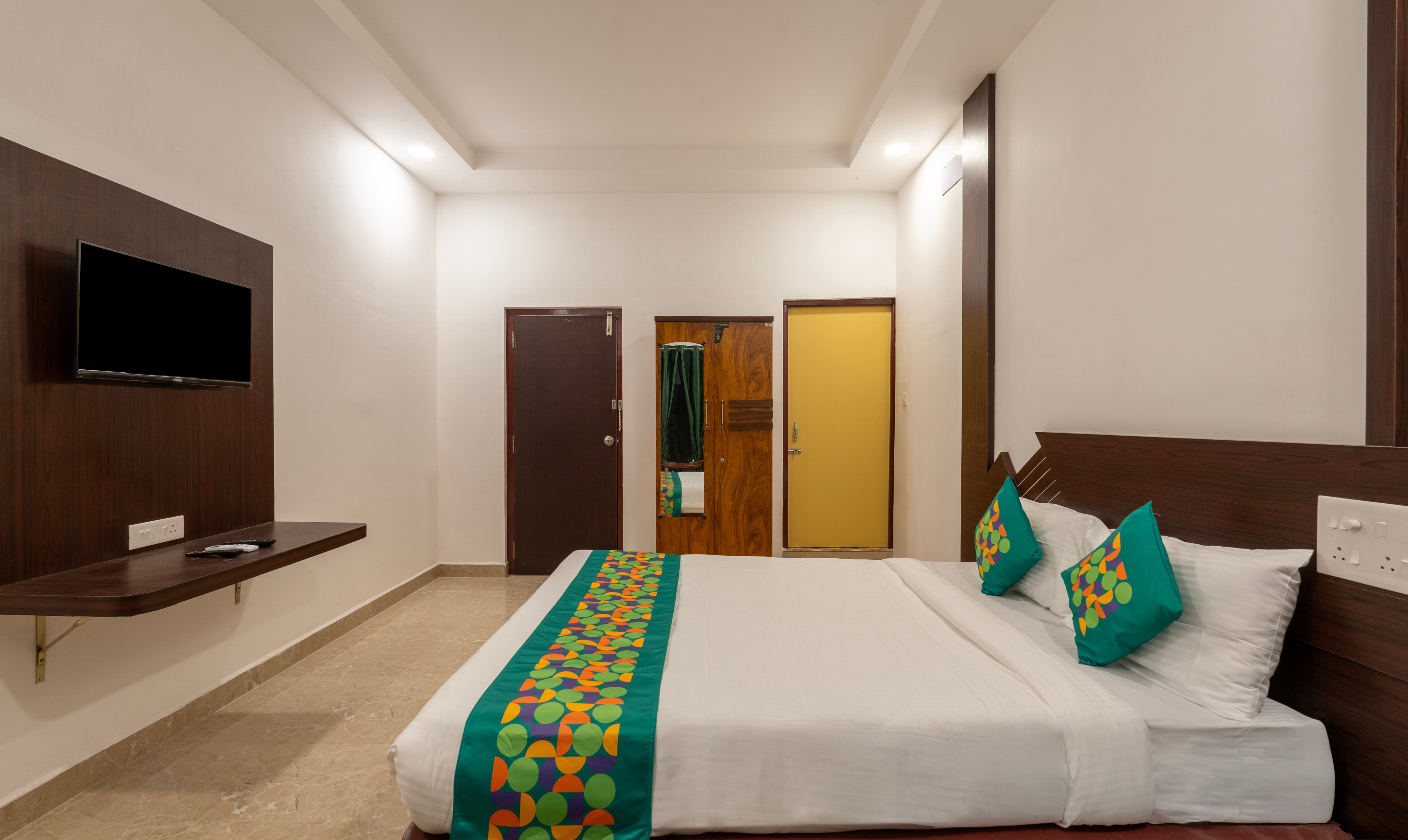 Treebo Royal Plaza, 700 Mts From Promenade Beach - Tap to explore photos