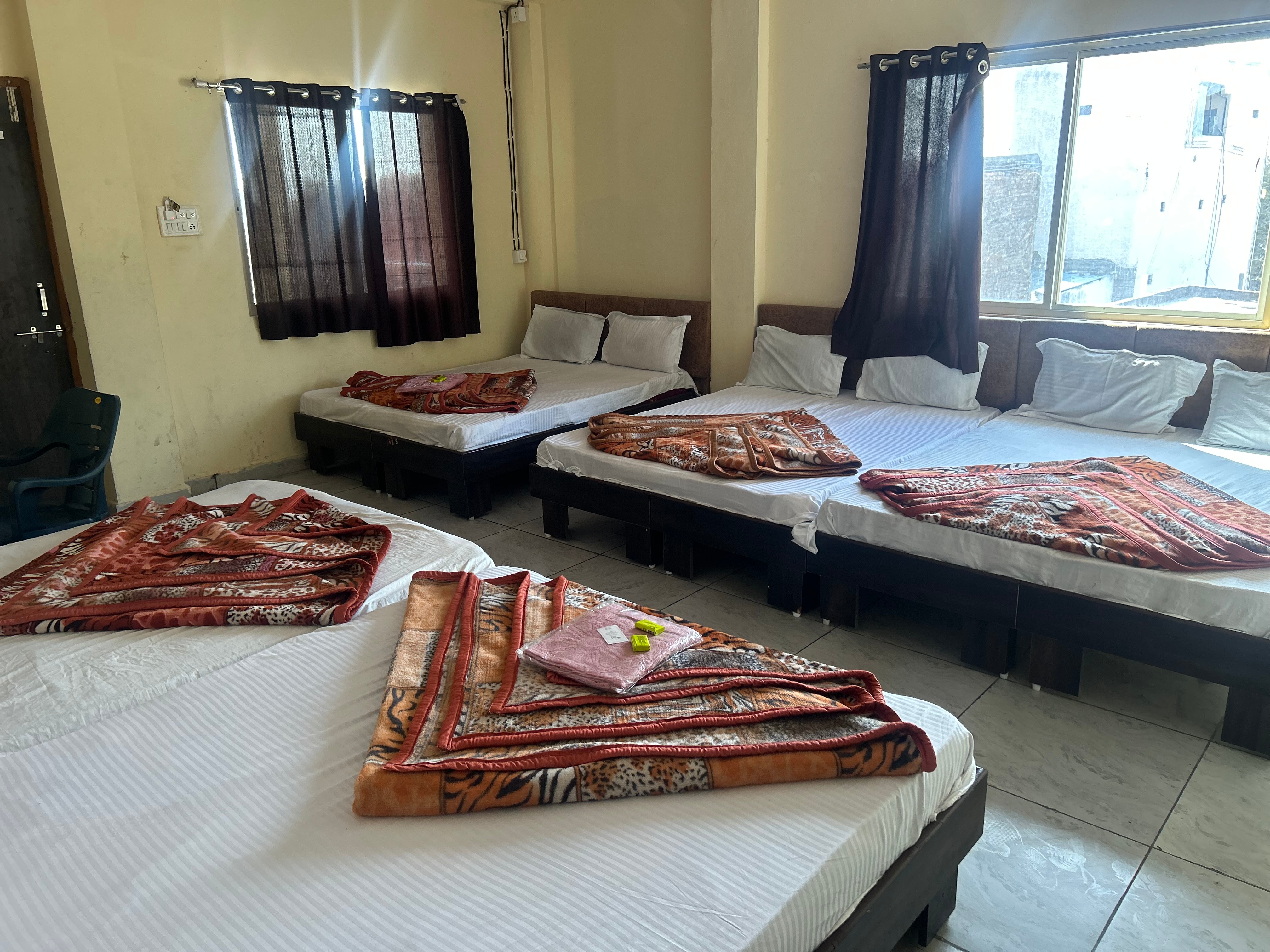 Hotel Mahakal Vishram - Tap to explore photos