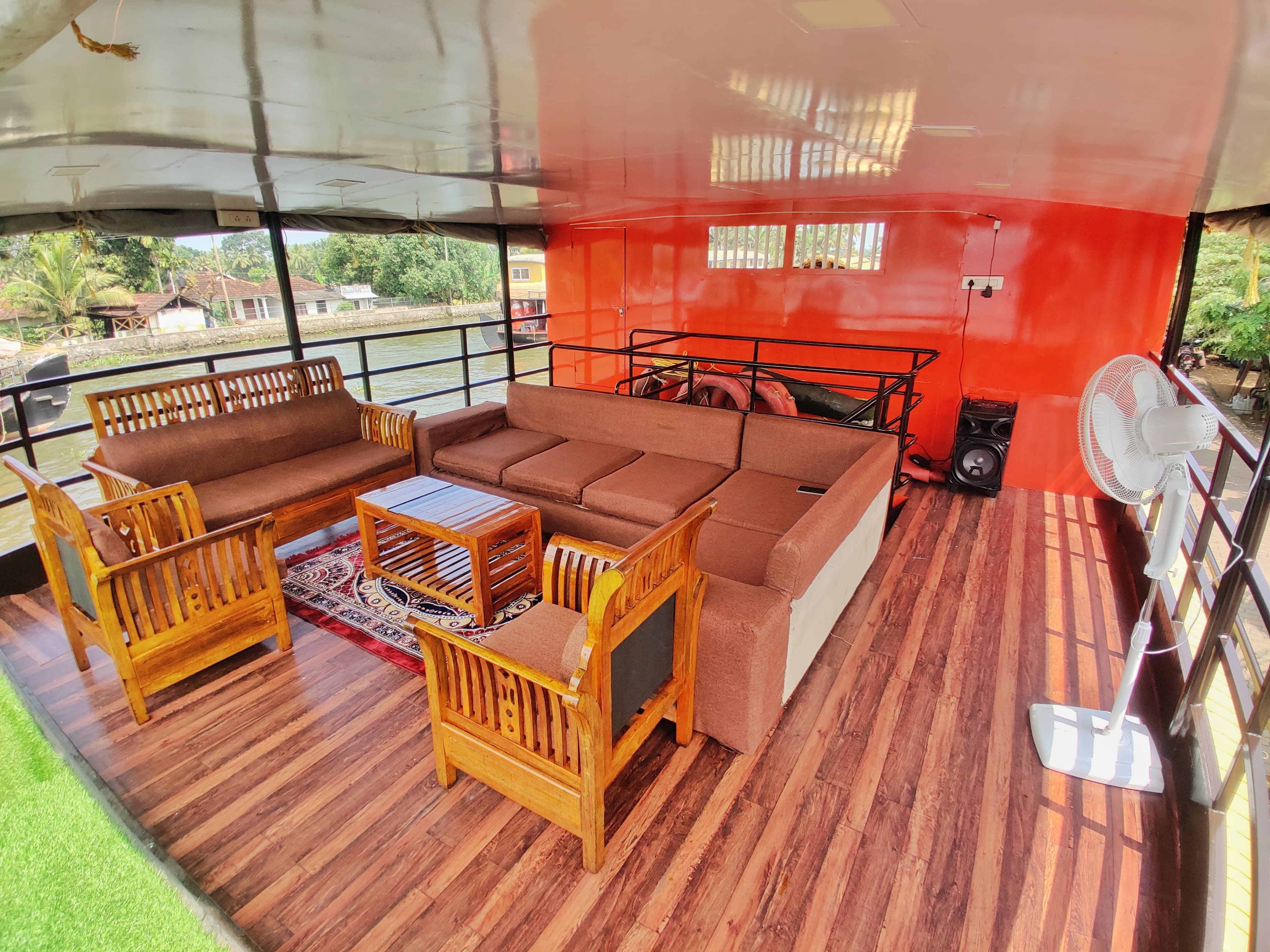 Gonavi houseboat - Tap to explore photos