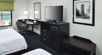Hampton Inn & Suites Gainesville Downtown Room Type - 2 QNS ACCESSIBLE W TUB NS